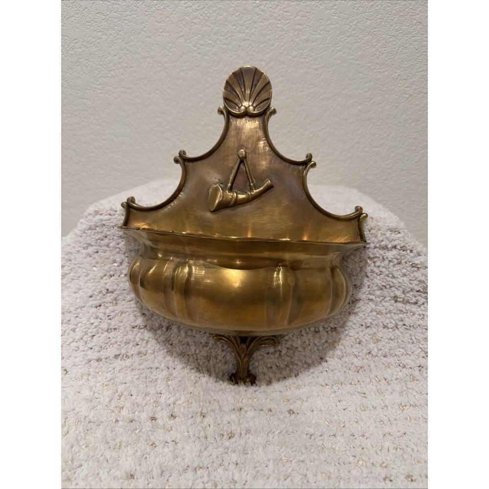 The Bombay Company Brass Wall Pocket Hunting Horn Clam Finial 12" x 9.5"
